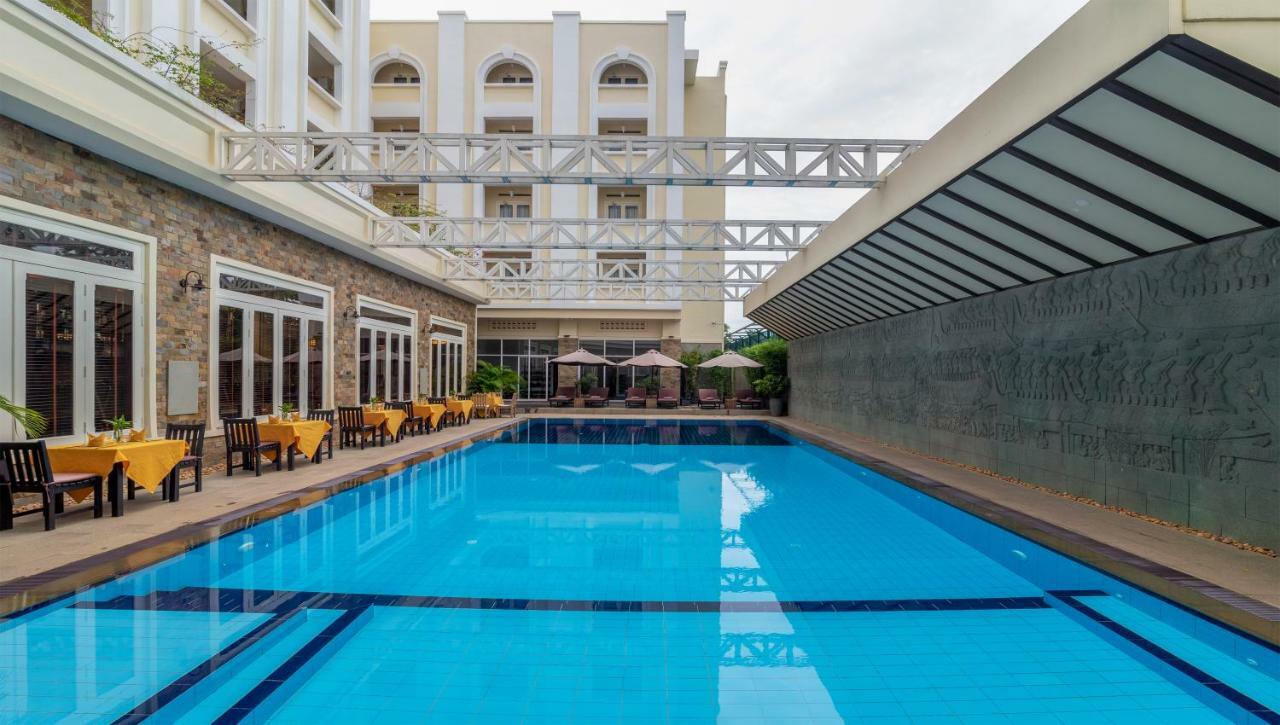 Hotel De La Renaissance Ciudad de Siem Riep Exterior foto